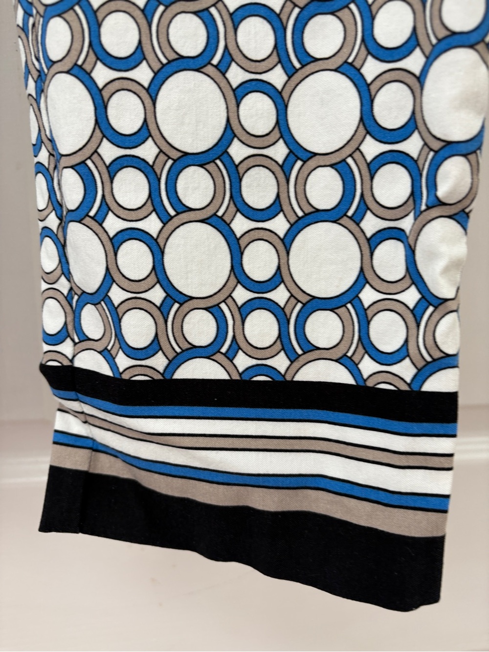 Joseph Ribkoff Blue and White Geometric Cropped Pants - Picture 6 of 10